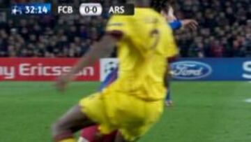 Busacca no pitó un claro penalti y echó a Van Persie