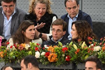 Teresa Urquijo, José Luis Martínez-Almeida e Isabel Díaz-Ayuso durante el partido entre Rafa Nadal y el checo Jiri Lehecka correspondiente a los octavos de final del Mutua Madrid Open.