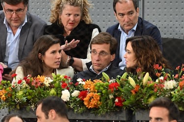 Teresa Urquijo, José Luis Martínez-Almeida e Isabel Díaz-Ayuso durante el partido entre Rafa Nadal y el checo Jiri Lehecka correspondiente a los octavos de final del Mutua Madrid Open.