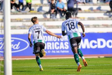 Loren y Destiny, la alegría del gol.