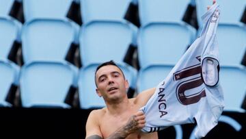 Iago Aspas se pone la camiseta tras habérsela quitado para celebrar su gol ante el Barcelona.