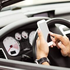 ¿Puedo usar el móvil si estoy con el coche parado en un semáforo o en un atasco? Esto dice la DGT