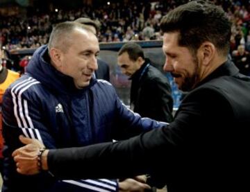 El entrenador del Atlético de Madrid, el argentino Diego Simeone, saluda al del Astana, Stanimir Stoilov, antes del partido correspondiente a la tercera jornada de la fase de grupos de la Champions League