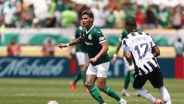 PHILADELPHIA, PENNSYLVANIA - JUNE 28: Richard Rios #8 of Palmeiras runs with the ball while under pressure from Marlon Freitas #17 of Botafogo during the FIFA Club World Cup 2025 round of 16 match between SE Palmeiras and Botafogo FR at Lincoln Financial Field on June 28, 2025 in Philadelphia, Pennsylvania. Francois Nel/Getty Images/AFP (Photo by Francois Nel / GETTY IMAGES NORTH AMERICA / Getty Images via AFP)