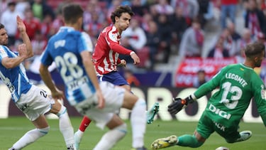 João Félix busca el gol en el Atlético-Espanyol.