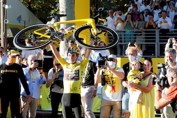 Después de dos años de dominio incontestable sobre carreteras francesas, Jonas Vingegaard destronó a Tadej Pogacar en un Tour de Francia 2022 que quedará para el recuerdo como una de las mejores Grande Boucle de la historia. La gesta de danés en el Granon, tras un trabajo coral del Jumbo, memorable.