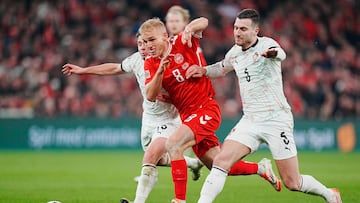 Copenhagen (Denmark), 20/03/2025.- Denmark's Gustav Isaksen (C) in action against Portugal's Joao Neves and Diogo Dalot during the UEFA Nations League quarter final first leg match between Denmark and Portugal at Parken stadium in Copenhagen, Denmark, 20 March 2025. (Dinamarca, Copenhague) EFE/EPA/Liselotte Sabroe DENMARK OUT