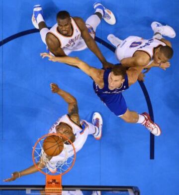 La lucha por el rebote, en una imagen.