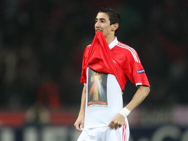 Magia en la banda y desequilibrio puro, “El Fideo” brilló en Benfica antes de convertirse en pieza clave del Real Madrid. Llegó desde Rosario Central a cambio de 6 millones de Euros. En 2023, ya convertido en leyenda del fútbol mundial, retornaría a Lisboa regalando a “O glorioso” dos años más de magia.