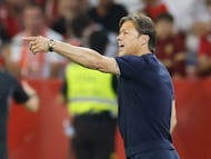 SEVILLA, 23/09/2025.- El entrenador del Sevilla Matías Almeyda durante el partido de la sexta jornada de LaLiga que Sevilla FC y Villarreal CF disputan hoy martes en el estadio Sánchez-Pizjuán, en Sevilla. EFE/José Manuel Vidal