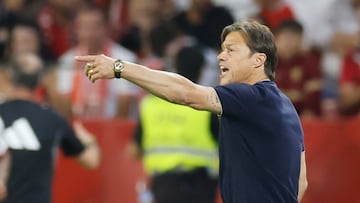 SEVILLA, 23/09/2025.- El entrenador del Sevilla Matías Almeyda durante el partido de la sexta jornada de LaLiga que Sevilla FC y Villarreal CF disputan hoy martes en el estadio Sánchez-Pizjuán, en Sevilla. EFE/José Manuel Vidal