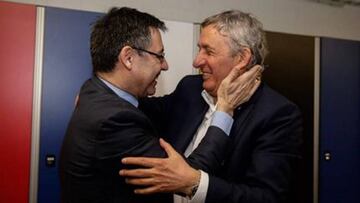 El presidente del FC Barcelona, Josep María Bartomeu, máximo valedor para la continuidad de Pesic, le felcita por el título de Copa del Rey