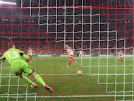 2-1. El delantero inglés no falla y engaña a Lunin. El nueve manda en balón a su izquierda y el portero ucraniano se vence justo al lado contrario.