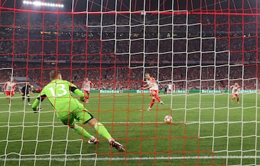 2-1. El delantero inglés no falla y engaña a Lunin. El nueve manda en balón a su izquierda y el portero ucraniano se vence justo al lado contrario.