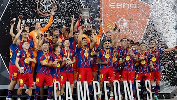 YEDA (ARABIA SAUDÍ), 11/01/2026.- Los jugadores del FC Barcelona levantan el trofeo de campeón tras la final de la Supercopa de España entre el FC Barcelona y el Real Madrid, este domingo en el estadio Ciudad Deportiva del Rey Abdalá de Yeda (Arabia Saudí). EFE/ Kai Försterling