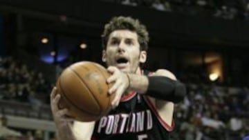 <b>ATERRIZA. </b>Rudy Fernández vuelve a bajar a la tierra en Portland.