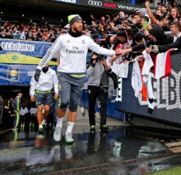 Sergio Ramos saluda a los aficionados que acudieron al Melbourne Cricket Ground a ver el entrenamiento del Real Madrid.