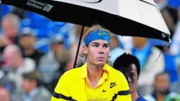 <b>LLUVIA Y DOLOR. </b>Rafa Nadal sale de la cancha tras la suspensión. Antes, fue atendido por el fisio.