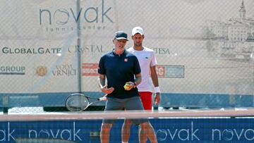 El austriaco Gebhard Phil-Gritsch, durante un entrenamiento con Novak Djokovic.