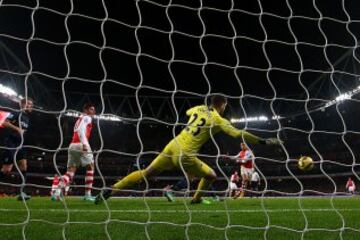 Alexis Sánchez se llevó los abrazos y los aplausos en la nueva victoria del Arsenal ante el Southampton. 