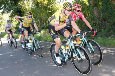 Bennett repite victoria al esprint en un accidentado final
