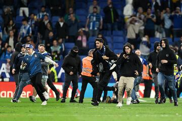 Invasión de campo de los seguidores del Espanyol cuando los jugadores del Barcelona celebraban el campeonato liguero.