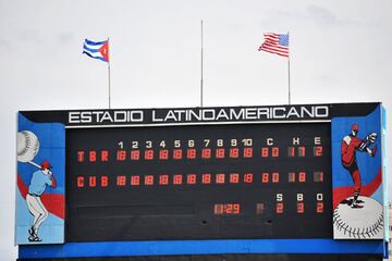 La bandera de Cuba y la de Estados Unidos se pueden ver ondeando en el estadio Latinoamericano de La Habana. Se espera que el Presidente Obama asista.    