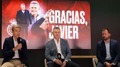 PALMA DE MALLORCA, 23/05/2024.- El técnico mexicano Javier Aguirre (c), junto al director de fútbol del Mallorca, Pablo Ortells (d), y el CEO del Mallorca, Alfonso Díaz (i), durante su acto de despedida como entrenador del RCD Mallorca, este jueves en el estadio Son Moix de Palma de Mallorca. EFE/ Cati Cladera
