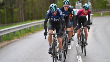 Tao Geoghegan Hart y Pavel Sivakov ruedan junto a Chris Froome en el Tour de los Alpes.