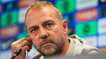 GRAFCAT1486. SANT JOAN DESPÍ (BARCELONA), 29/11/2024.- El entrenador del FC Barcelona, Hansi Flick, durante la rueda de prensa posterior al entrenamiento del equipo blaugrana este viernes en las instalaciones de la Ciudad Deportiva Joan Gamper para preparar el partido de LaLiga que mañana disputarán ante Las Palmas. EFE/Enric Fontcuberta.