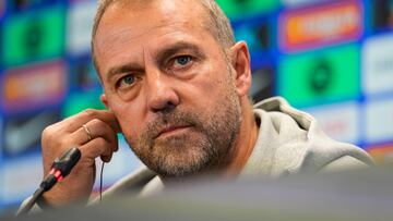 GRAFCAT1486. SANT JOAN DESPÍ (BARCELONA), 29/11/2024.- El entrenador del FC Barcelona, Hansi Flick, durante la rueda de prensa posterior al entrenamiento del equipo blaugrana este viernes en las instalaciones de la Ciudad Deportiva Joan Gamper para preparar el partido de LaLiga que mañana disputarán ante Las Palmas. EFE/Enric Fontcuberta.