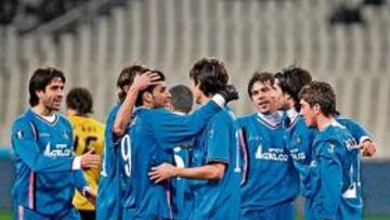 <b>ALEGRÍA. </b>El equipo azulón felicita a De la Red por el gol que adelantaba al Getafe en el Spyros Louis Stadium.