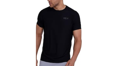 Esta camiseta técnica para hacer deporte absorbe el sudor y se seca sin que te des cuenta