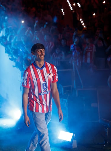 El Atleti recibe a sus 12 nuevos fichajes con una fiesta multitudinaria en el Metropolitano. Le Normand nuevo fichaje del Atlético.