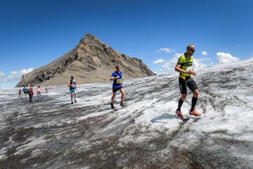 Los corredores se abren paso en el glaciar Tsanfleuron durante los últimos kilómetros de la carrera y el maratón del Glaciar 3000 por encima de Les Diablerets el 5 de agosto de 2017.
Un total de 1.200 corredores participaron en la carrera de 26km o en la distancia del maratón. La montaña de 42km, organizada por primera vez, se llama la más dura de Suiza para 2017, con una altitud de 2.757 metros a partir del centro de Gstaad. 