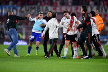 Tangana en el partido River-Boca.