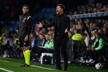 Simeone, entrenador del Atl¨¦tico, en la banda.