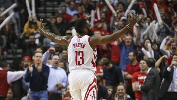 James Harden celebra una canasta durante el Houston Rockets-Denver Nuggets.