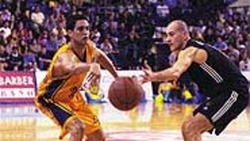 <b>SUPERADO.</B> Alberto Herreros sí le puso coraje, pero se vio desbordado por un gran Aunacable.