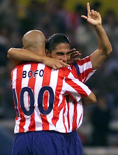 Un número fuera de lo común para un jugador fuera de serie. El "Bofo" rompió esquemas en el fútbol mexicano, usando el 100 como símbolo de su estilo irreverente y único.