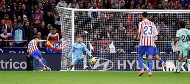 Falló Julián Alvarez ante un paradón de Ryan, pero el balón quedó muerto en el área pequeña, el cual empujó el oportuno francés. Doblete entrando desde el banquillo.