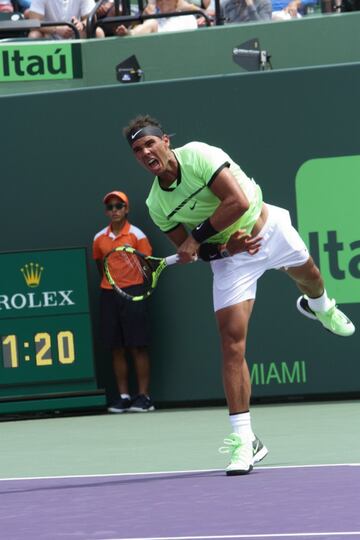 Una nueva final entre dos de las raquetas más fascinantes de todos los tiempos. Hoy ganó Federer bajo un sol de justicia en Miami. Nadal tuvo sus oportunidades de romper el servicio del suizo pero no lo consiguió. A pesar de eso, dejó una muy buena impresión. Veremos lo que pasa cuando llegue el momento de jugar en tierra batida. Aquí el resumen del partido en fotos.