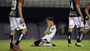 Argentina's River Plate midfielder Ignacio Fernandez (C) reacts after after missing a chance of goal against Chile's Palestino during the Copa Libertadores group A football match at the Monumental stadium in Buenos Aires, Argentina, on March 13,