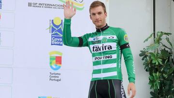 Mario Gonz&aacute;lez posa con el maillot del Sporting Clube de Portugal-Tavira.