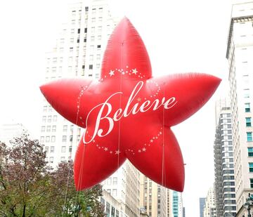 En un año tan difícil como lo ha sido este 2020, Macy's lanzó esta estrella con la leyenda 'Believe'.