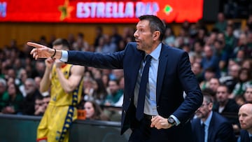 Natxo Lezkano, entrenador del MoraBanc Andorra, da instrucciones en Badalona ante el Joventut esta temporada 2024-25.