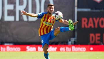 MADRID, SPAIN - SEPTEMBER 10: Jose Gaya of Valencia CF controls the ball during the LaLiga Santander match between Rayo Vallecano and Valencia CF at Campo de Futbol de Vallecas on September 10, 2022 in Madrid, Spain. (Photo by Angel Martinez/Getty Images)