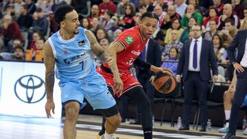 GRANADA 09/12/2023.- El estadounidense del Granada, Joe Thomasson (d), con el balón ante su compatriota, el jugador del Zonder Palencia, Brandon Brown, durante el encuentro correspondiente a la fase regular de la Liga Endesa que disputan hoy sábado Coviran y Palencia en el Palacio de Deportes de Granada. EFE / Pepe Torres.