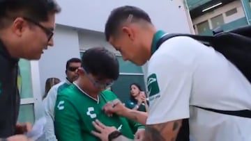 Darío Martínez no pudo comprar una camiseta de James Rodríguez, así que hizo una de papel. Su historia conmovió en redes y lo llevó a la cancha de León, donde conoció a su ídolo antes del partido contra Tigres.