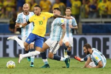 BELO HORIZONTE, BRAZIL - NOVEMBER 10: Neymar #10 of Brazil struggles for the ball with Nicolas Otamendi #17 of Argentina during a match between Brazil and Argentina as part of 2018 FIFA World Cup Russia Qualifier at Mineirao stadium on November 10, 2016 i